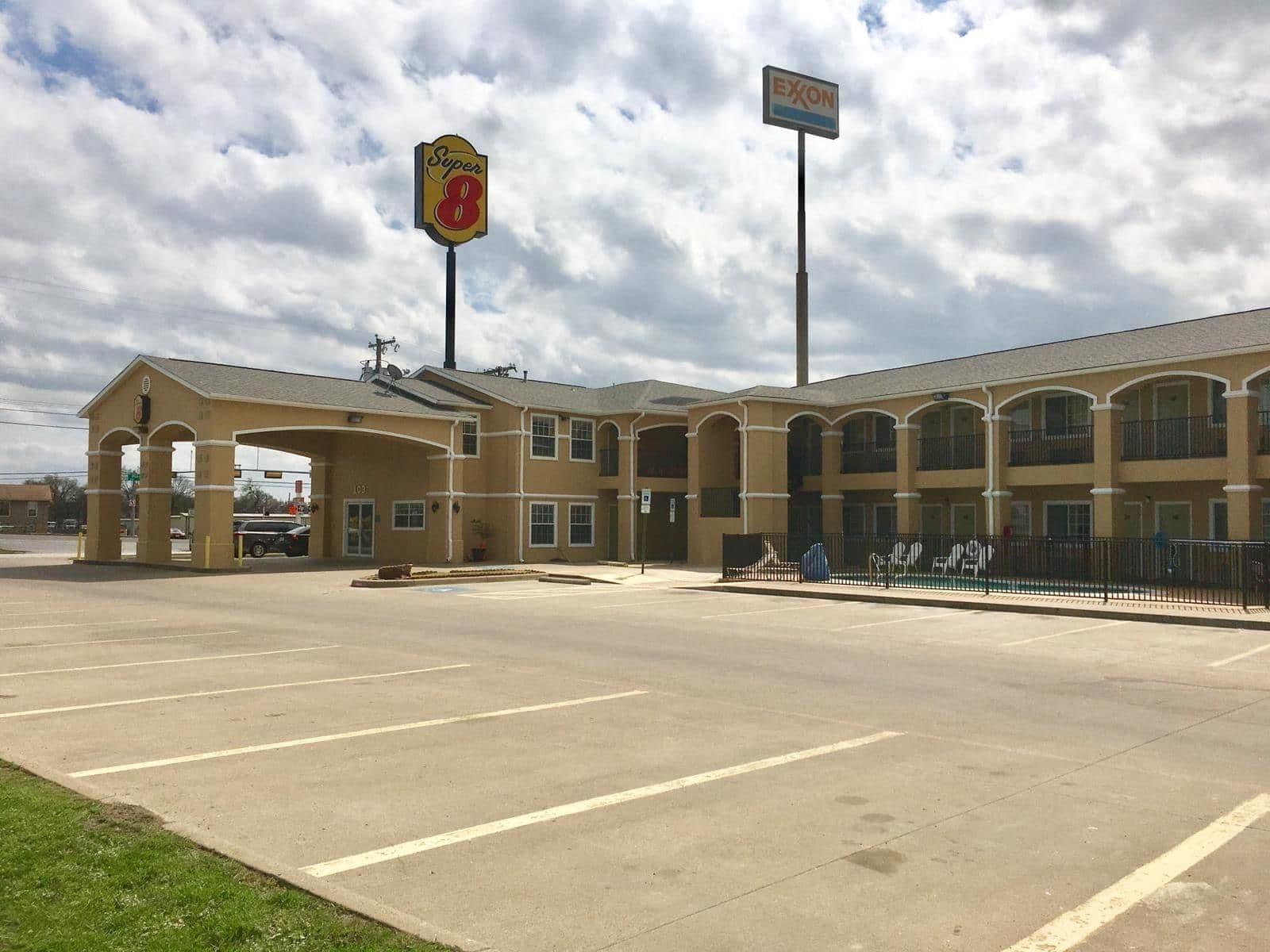 Super 8 By Wyndham Forney/East Dallas Hotel Екстериор снимка