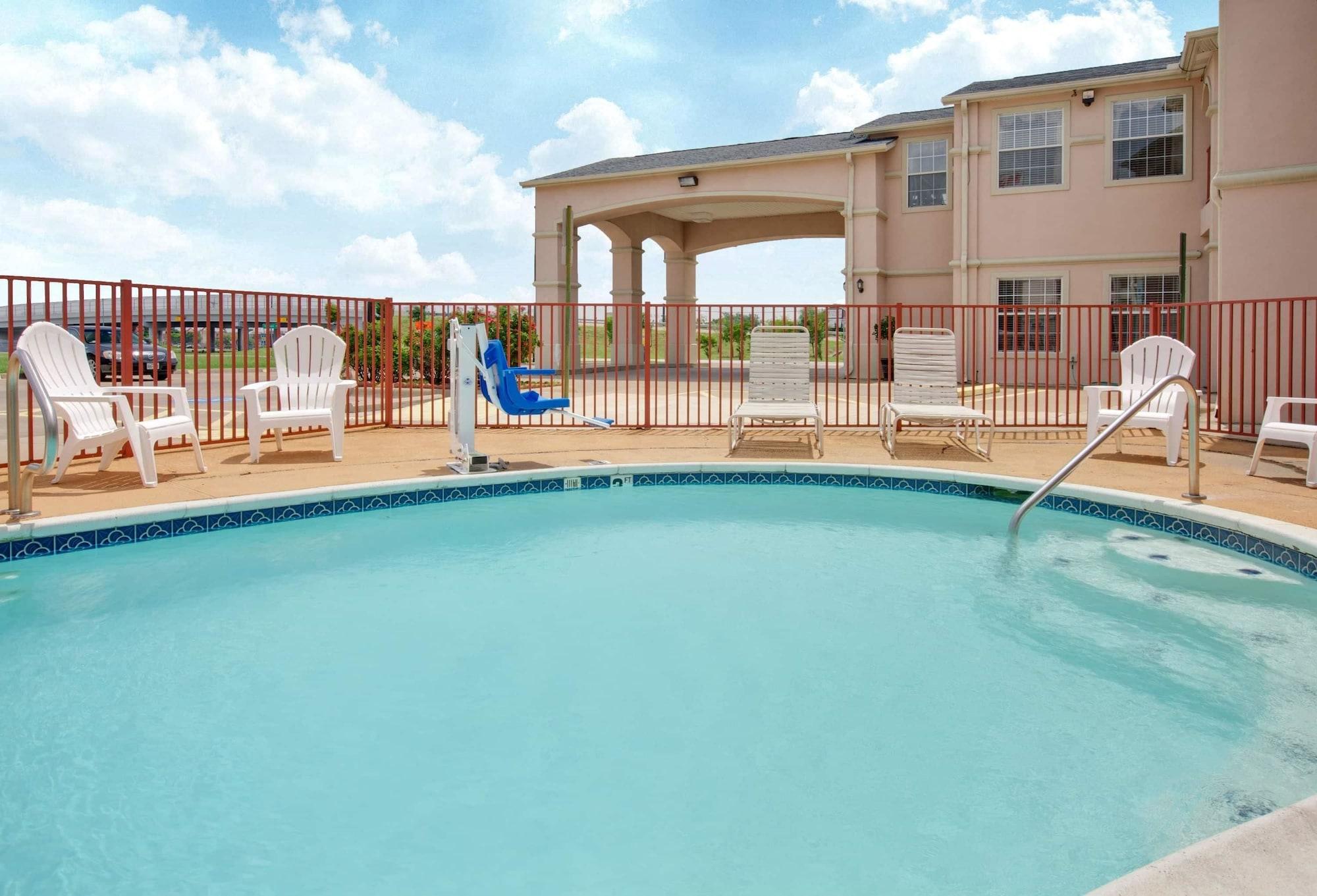 Super 8 By Wyndham Forney/East Dallas Екстериор снимка